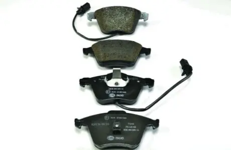Колодки гальмівні (передні) Audi A6 97-05 (+датчики) HELLA 8DB355009141