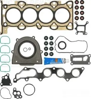 Повний комплект прокладок двигуна VOLVO C30, S40 II, V50 FORD C-MAX, FOCUS C-MAX, FOCUS II, MONDEO III MAZDA 5, 6, MX-5 III 1.8/1.8ALK 10.00-12.14 VICTOR REINZ 01-35440-01 Купити в Україні