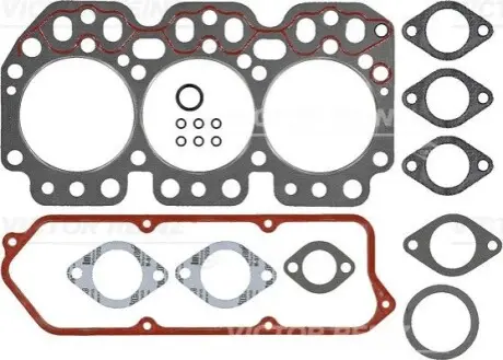Комплект прокладок двигуна (верх) INGERSOLL RAND P130WJD, P160WJD, P175WJD JOHN DEERE 100, 110, 135, 1020, 1030, 1040, 1040V, 1120, 1130, 1140, 1140A, 1140V, 1350, 1550, 1630, 1750, 1830 VICTOR REINZ 024541505